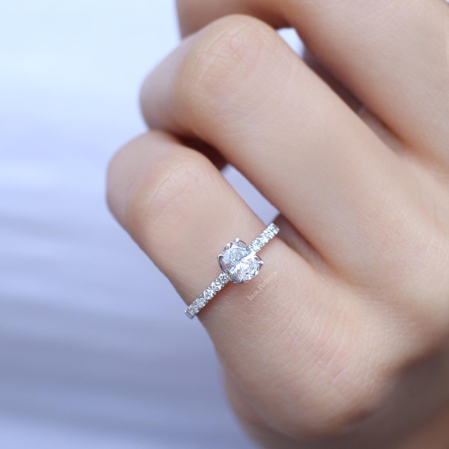 0.70 Karat Kenar Taşlı Oval Pırlanta Tektaş Yüzük