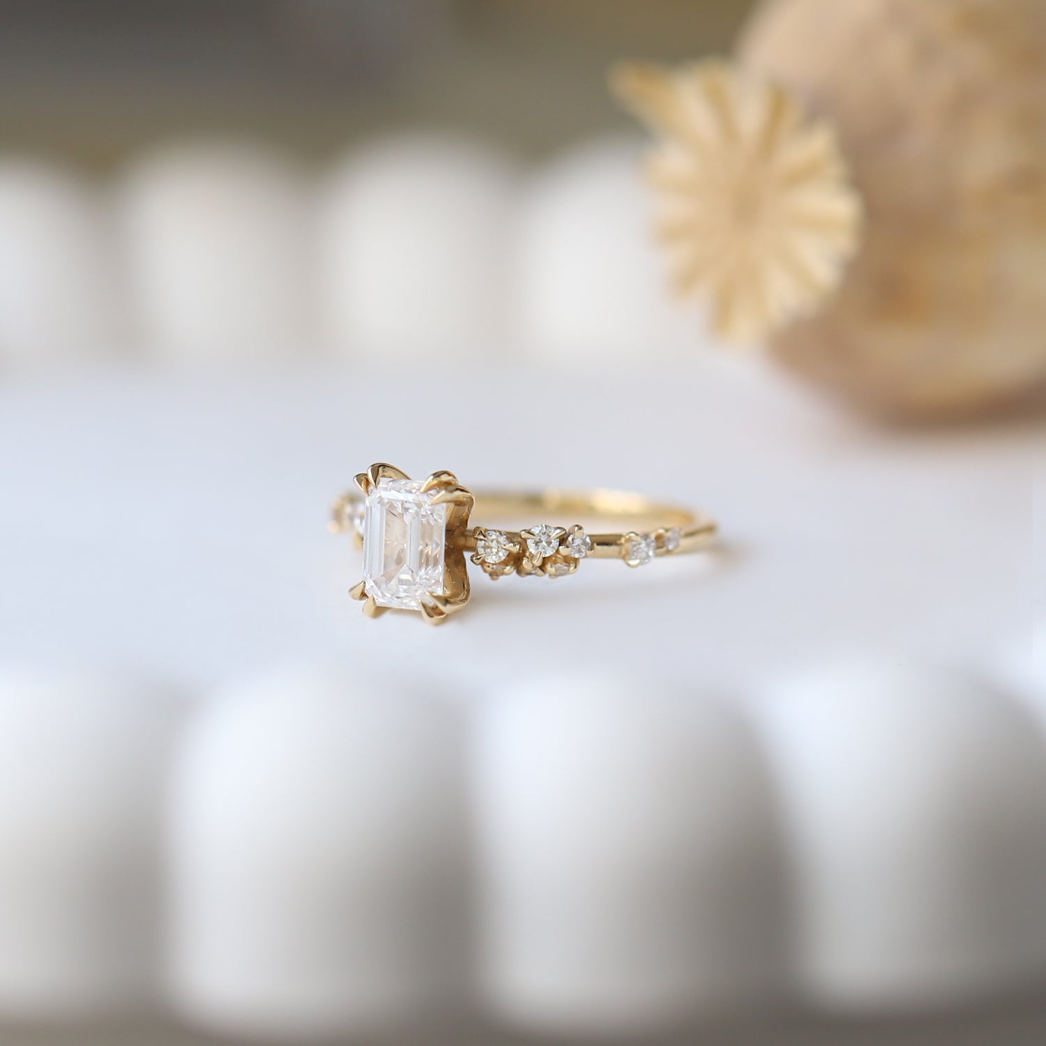 1.10 Karat E SI2 GIA Sertifikalı Vintage Emerald Asimetri Pırlanta Yüzük - İnza Pırlanta