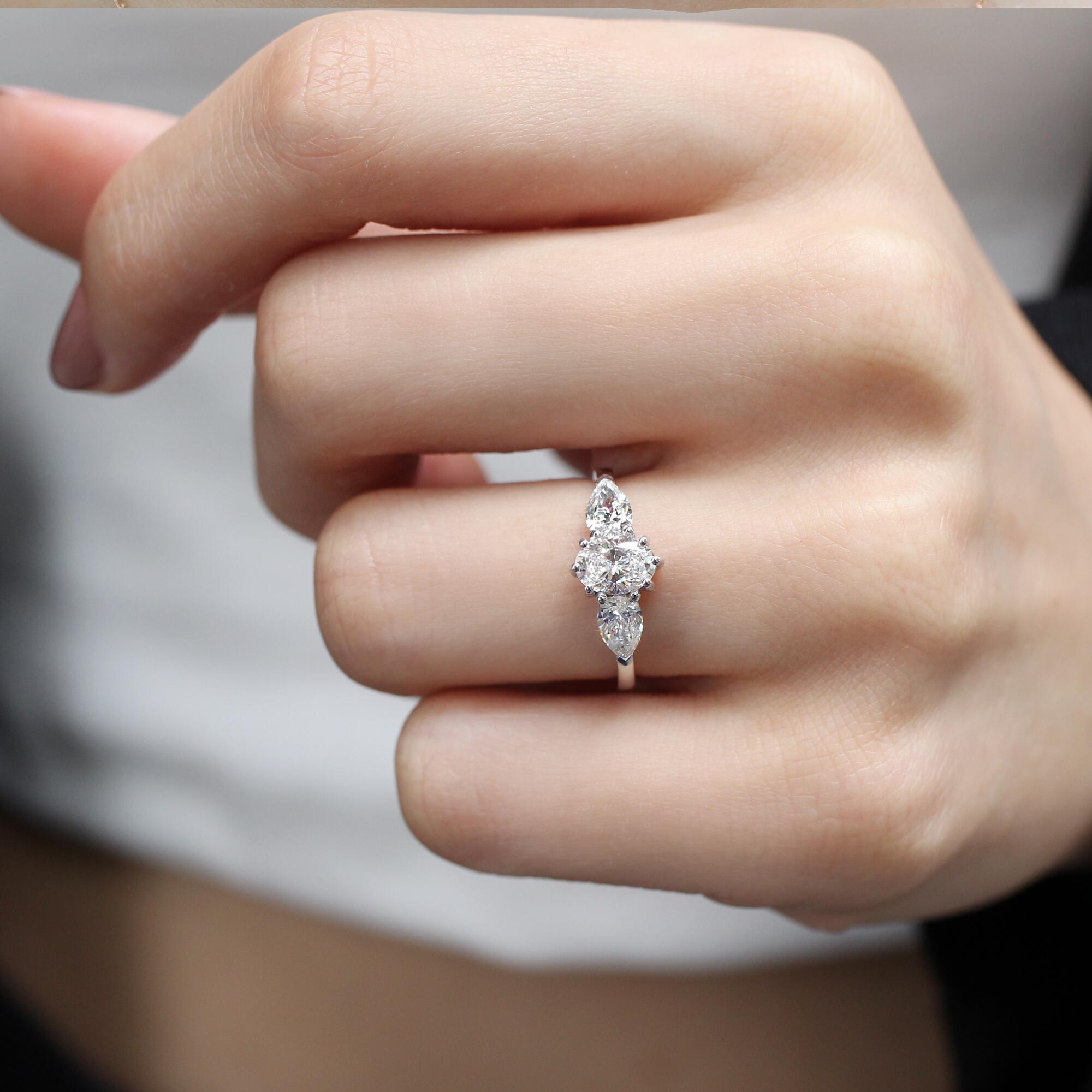1.30 Karat GIA Sertifikalı Oval Damla Pırlanta Yüzük - İnza Pırlanta