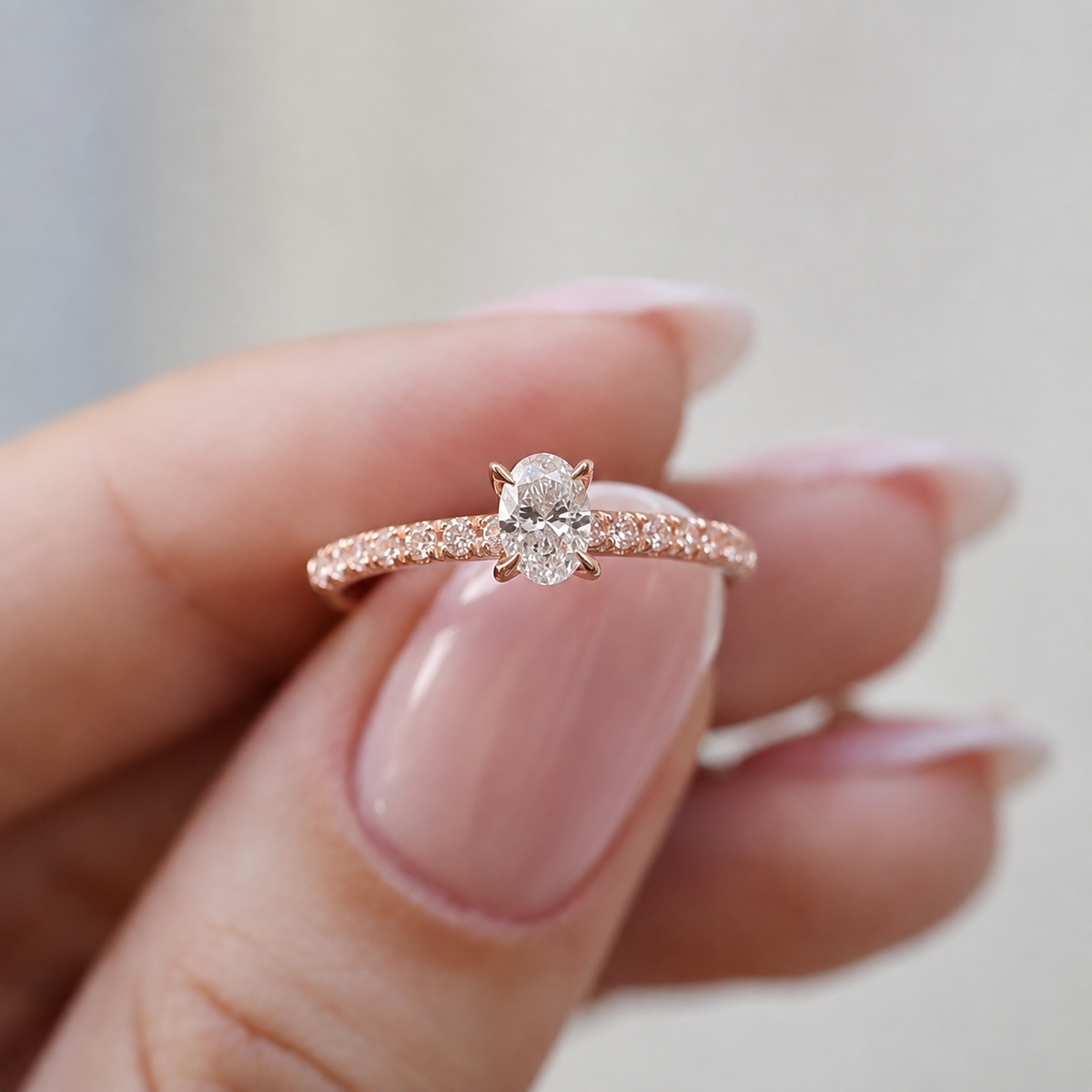0,50 Karat Oval Solitärring mit Diamanten an der Seite