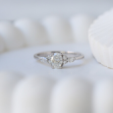 0.65 Karat HRD Sertifikalı Özel Tasarım Larissa Oval Pırlanta Yüzük - 1