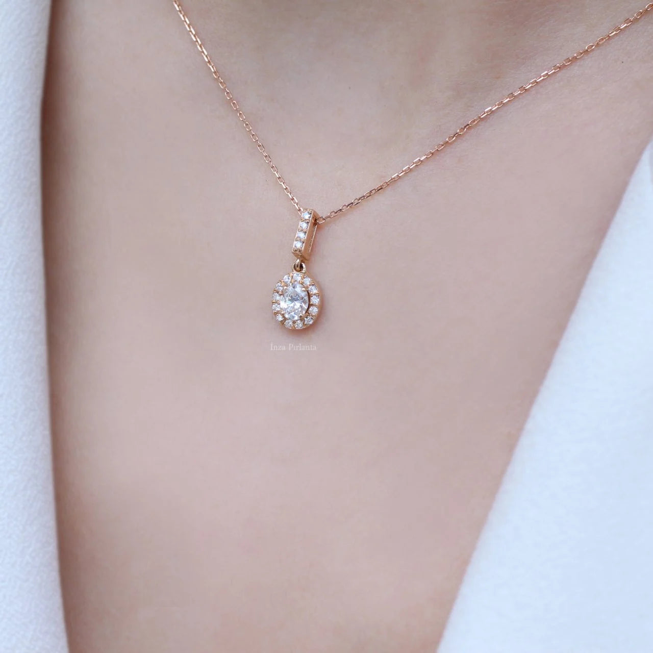 0.40 Karat Özel Tasarım Oval Pırlanta Kolye
