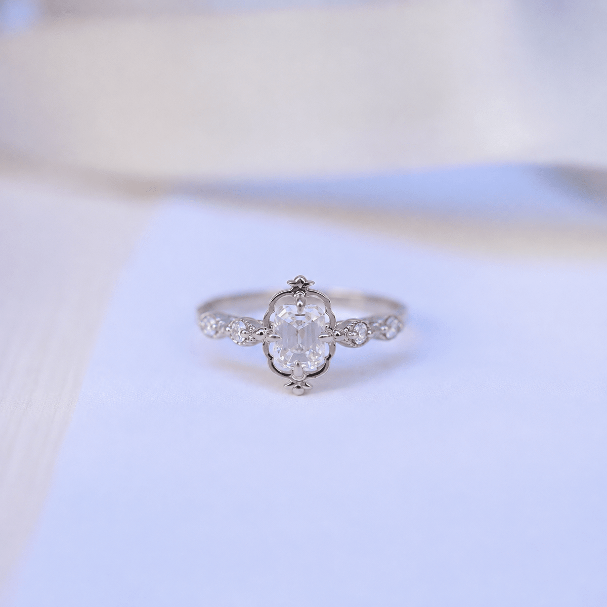 0.60 Karat F SI2 HRD Sertifikalı Emerald Pırlanta Vintage Aria Yüzük - İnza Pırlanta