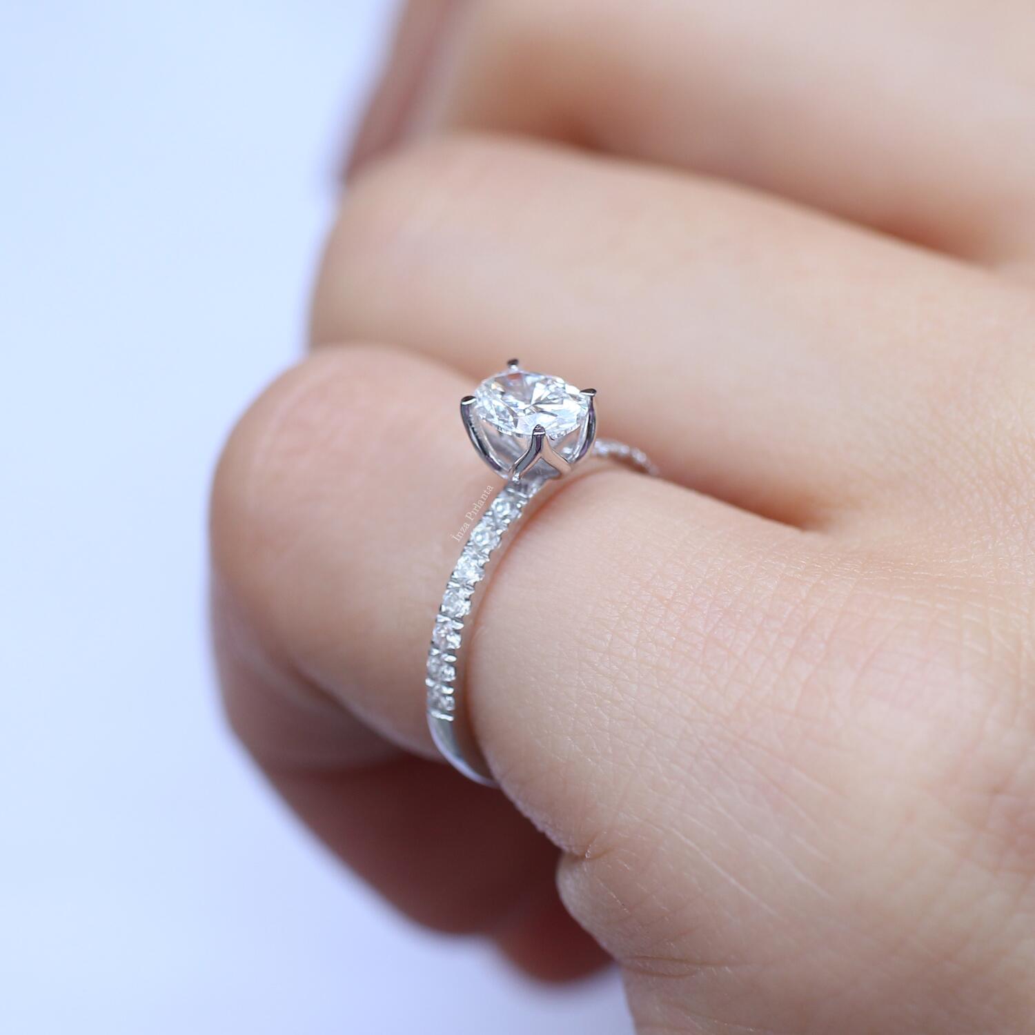 0.70 Karat Kenar Taşlı Oval Pırlanta Tektaş Yüzük