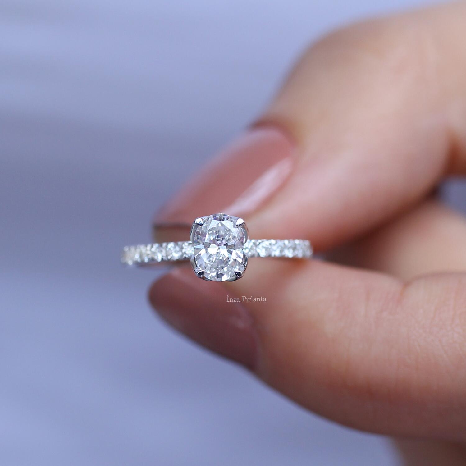 0.70 Karat Kenar Taşlı Oval Pırlanta Tektaş Yüzük
