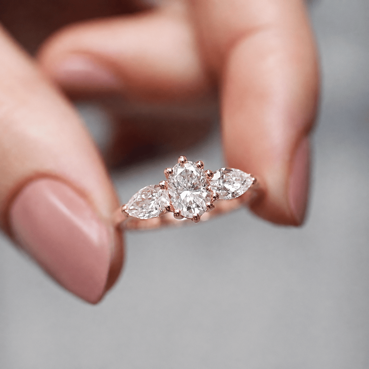 1.30 Karat GIA Sertifikalı Oval Damla Pırlanta Yüzük - İnza Pırlanta