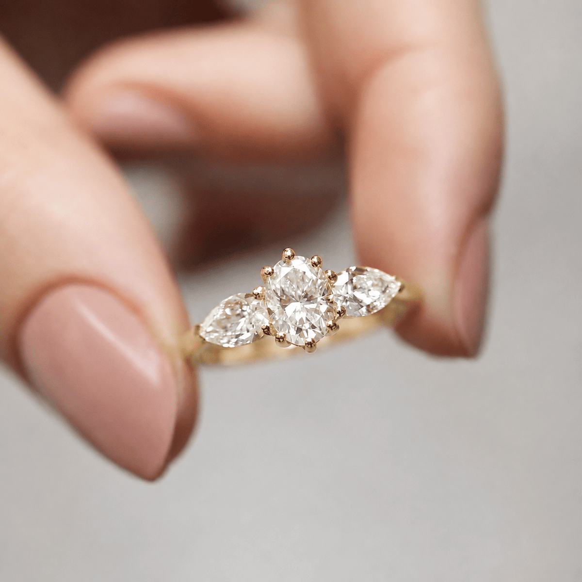 1.30 Karat GIA Sertifikalı Oval Damla Pırlanta Yüzük - İnza Pırlanta
