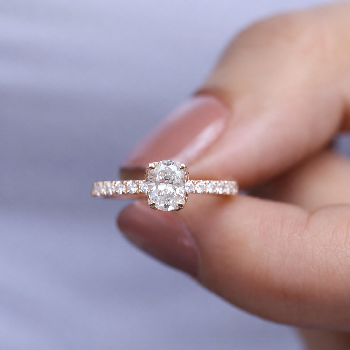 0.70 Karat Kenar Taşlı Oval Pırlanta Tektaş Yüzük