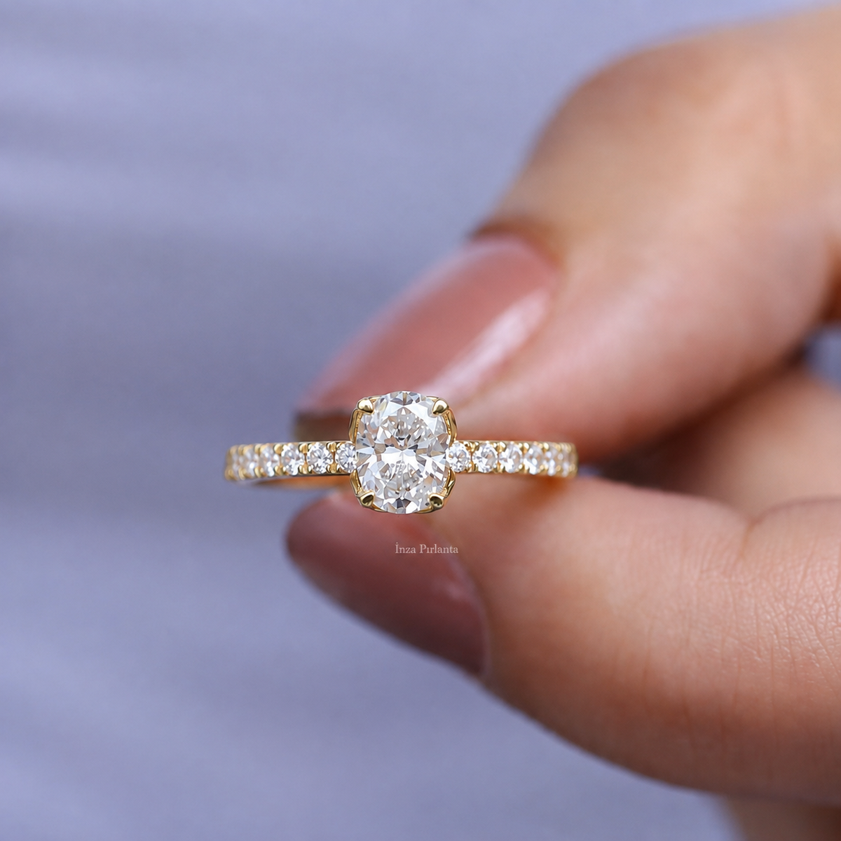0.70 Karat Kenar Taşlı Oval Pırlanta Tektaş Yüzük