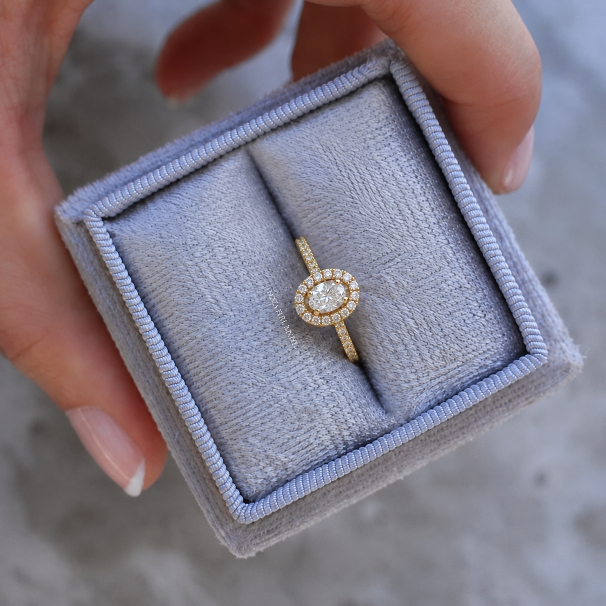0.75 Karat Pırlanta Oval Tektaş Yüzük