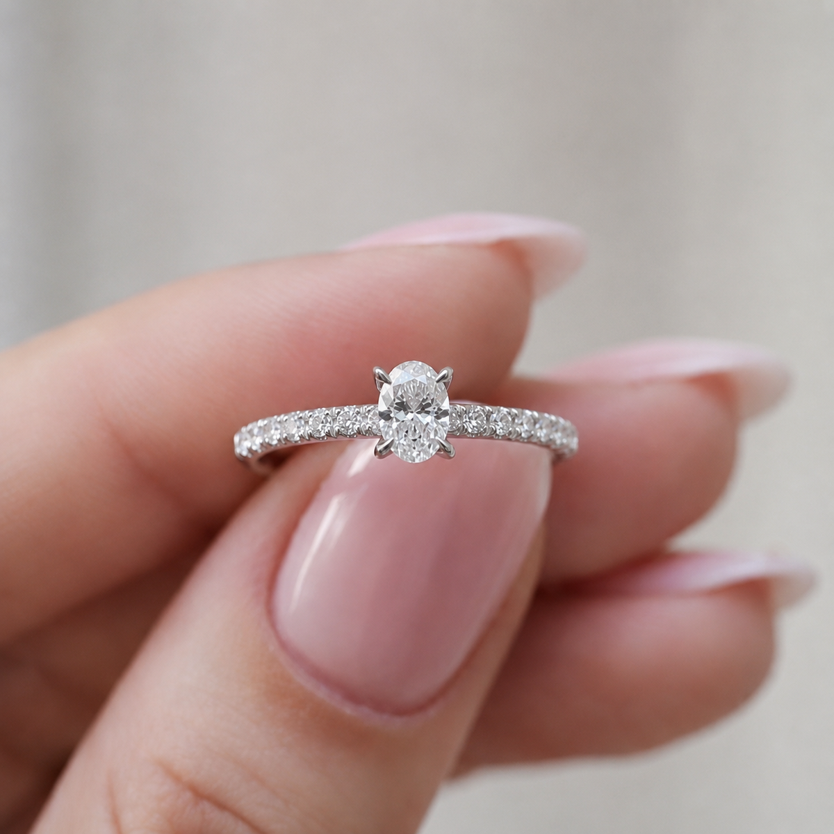 0,50 Karat Oval Solitärring mit Diamanten an der Seite