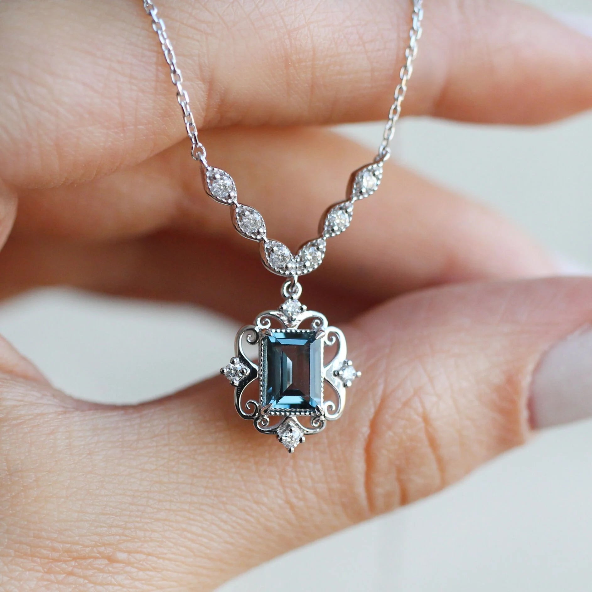 Özel Tasarım Vintage London Blue & Pırlanta Kolye - İnza Pırlanta